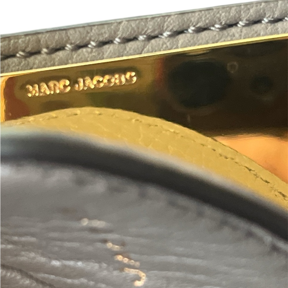 Marc Jacobs in Cream and Gold keychain - Picture 6 of 6